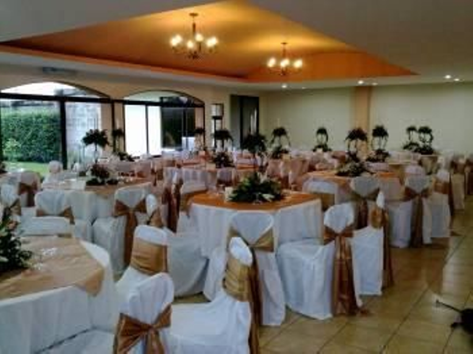 Un salón preparado para la celebración de una boda. El banquete es uno de los mayores gastos. (Foto: ARCHIVO)