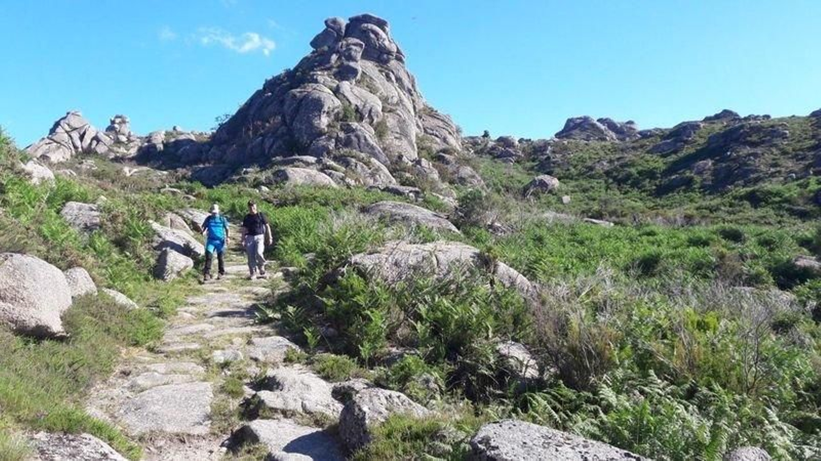 Abundantes y caprichosas  formaciones graníticas en el empedrado camino de vuelta
