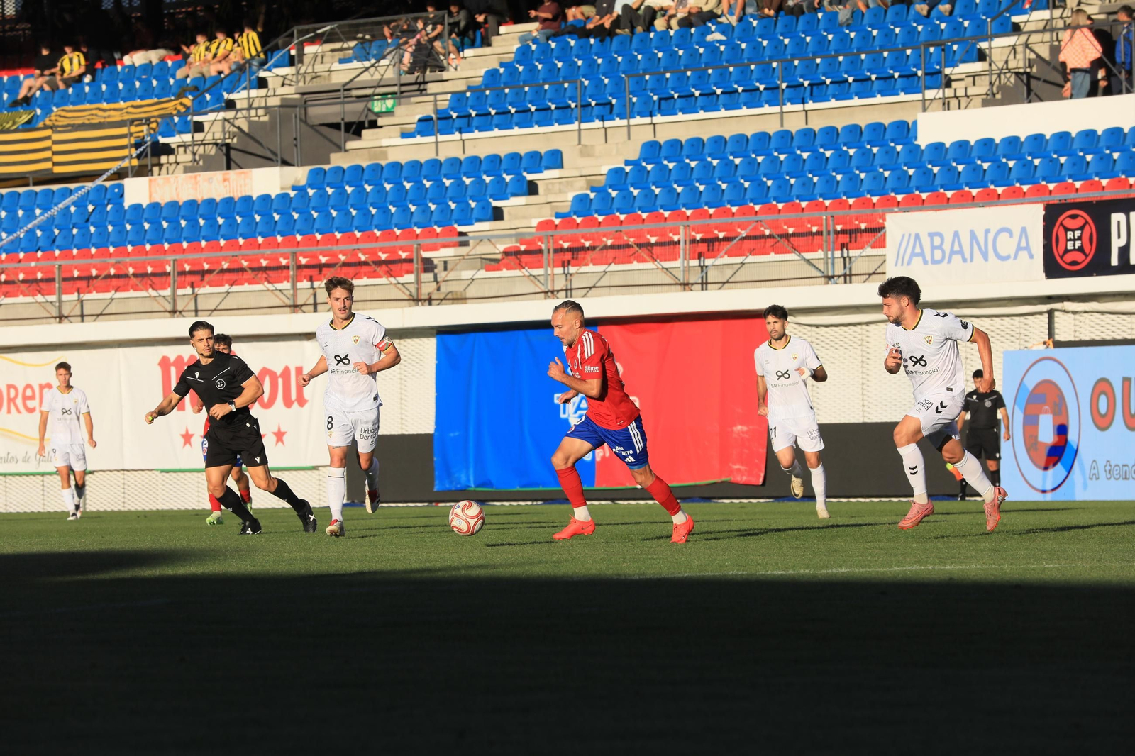 Galería | O Couto vibra con la primera victoria de la UD Ourense