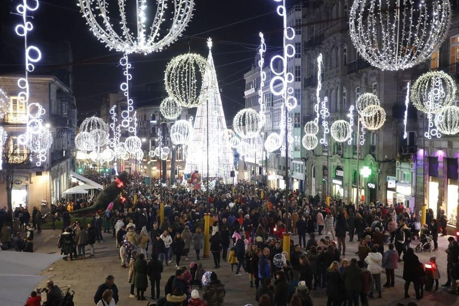 Los turistas invaden Vigo en el Puente307