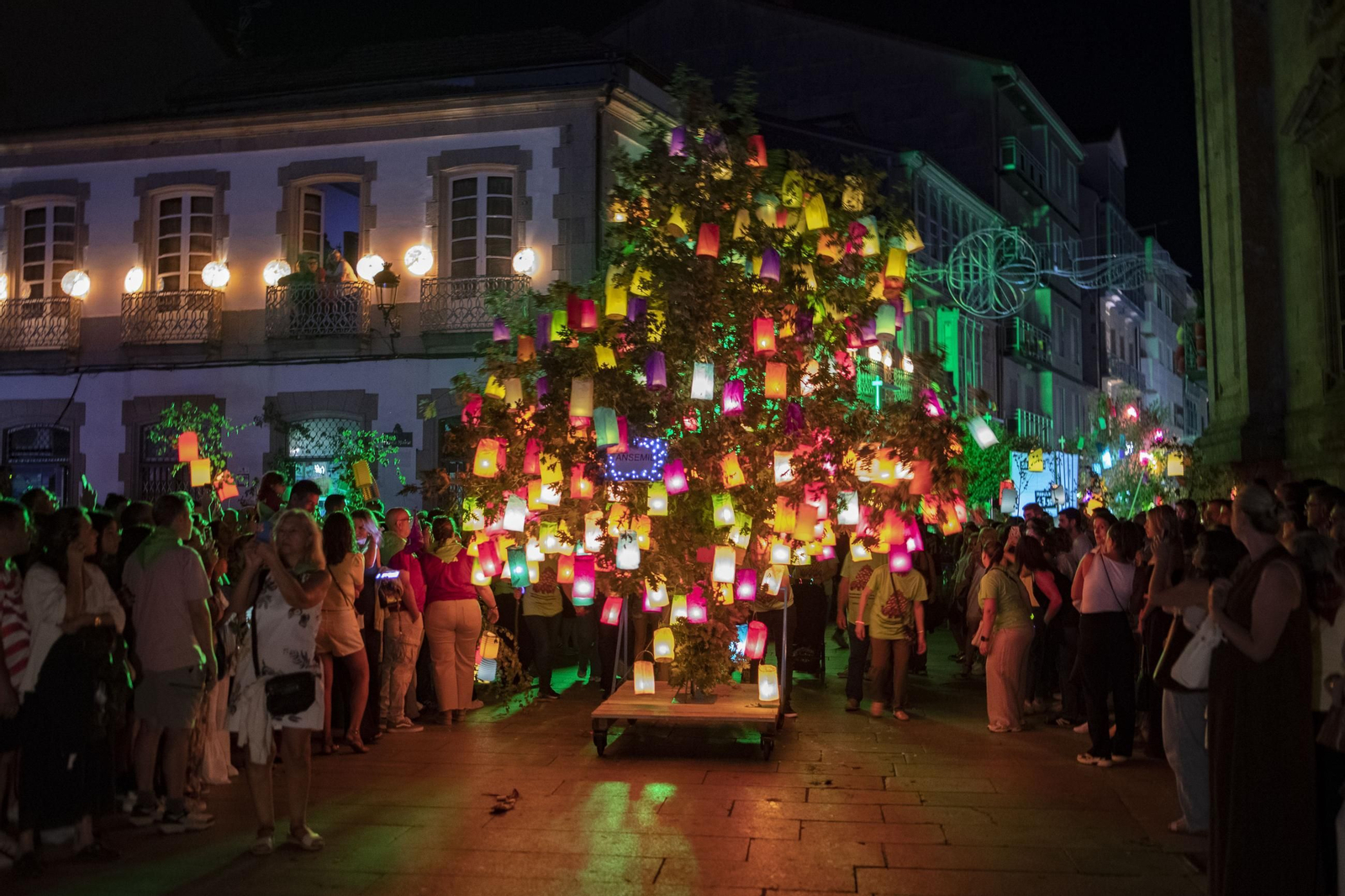 Galería | Celanova vuelve a disfrutar bajo la luz de los faroles durante A Ramallosa