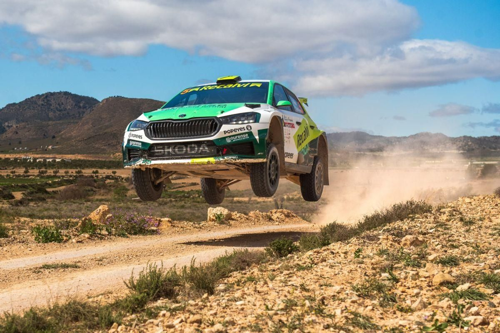 El piloto ourensano Javier Pardo, que realizó una gran carrera, vuela en uno de los tramos del rally.