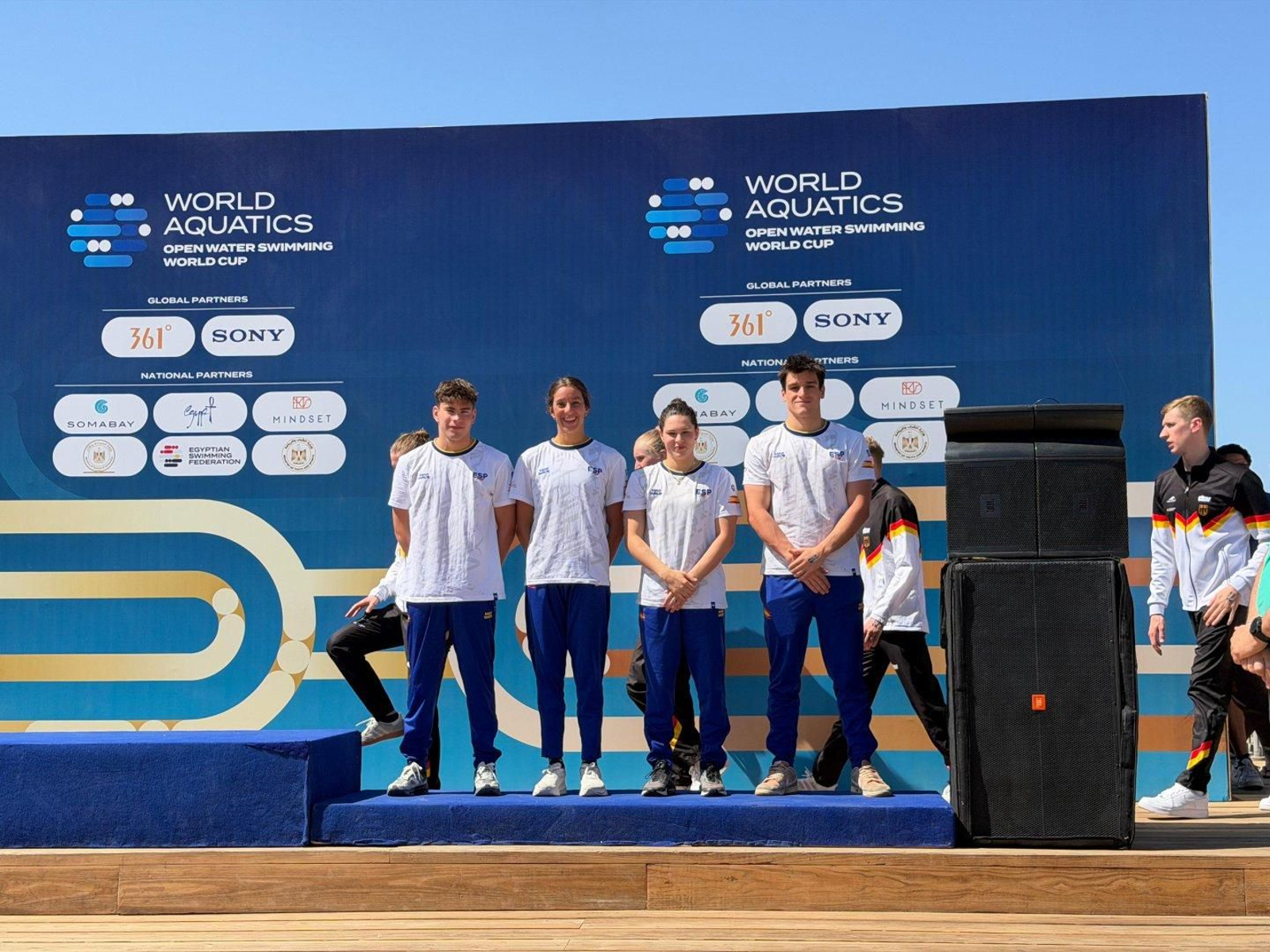 Mario Méndez, a la derecha, con el resto del equipo español.