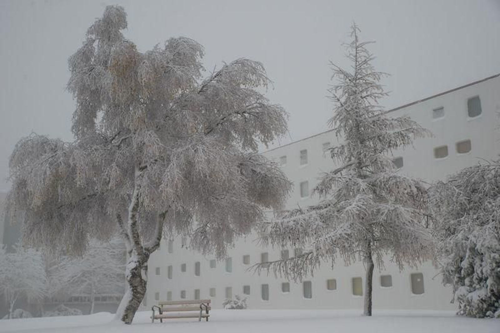 MANZANEDA (ESTACIÓN DE MONTAÑA Y ESQUÍ). 12/12/2017. OURENSE. Imágenes de diferentes localizaciones donde la nieve ha caído, vistiendo de blanco el paisaje de las zonas altas de la provincia. FOTO: ÓSCAR PINAL