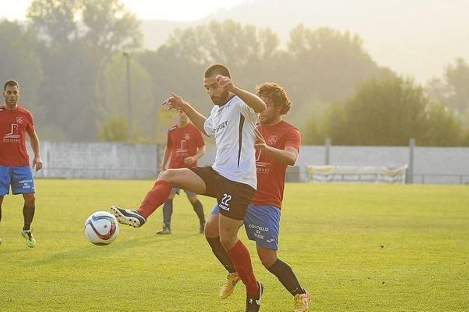 El delantero Rodri Alonso, en su etapa con el Barco, protege el balón ante Pablo Roca.