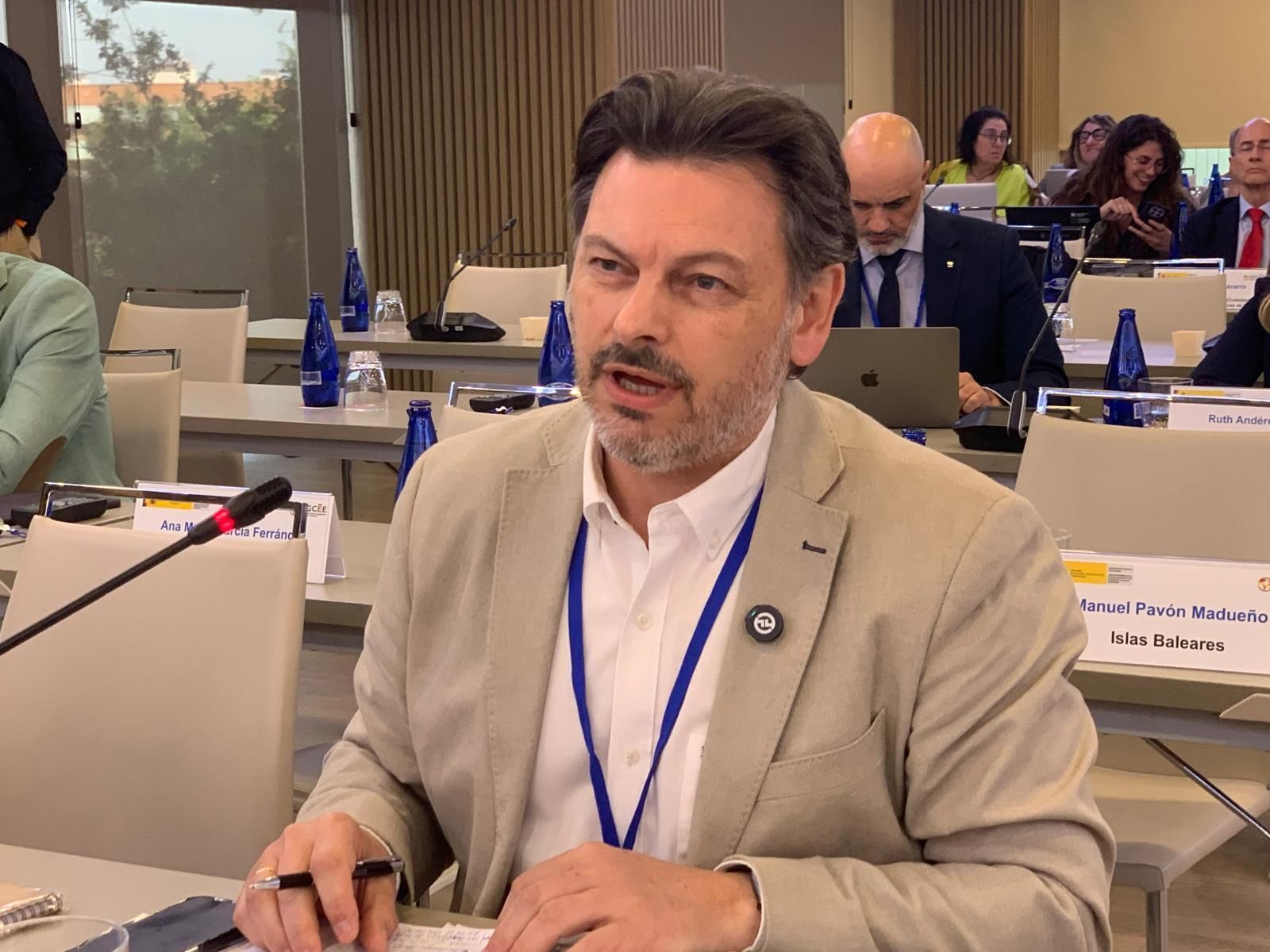 El secretario xeral da Emigración durante su intervención en el pleno