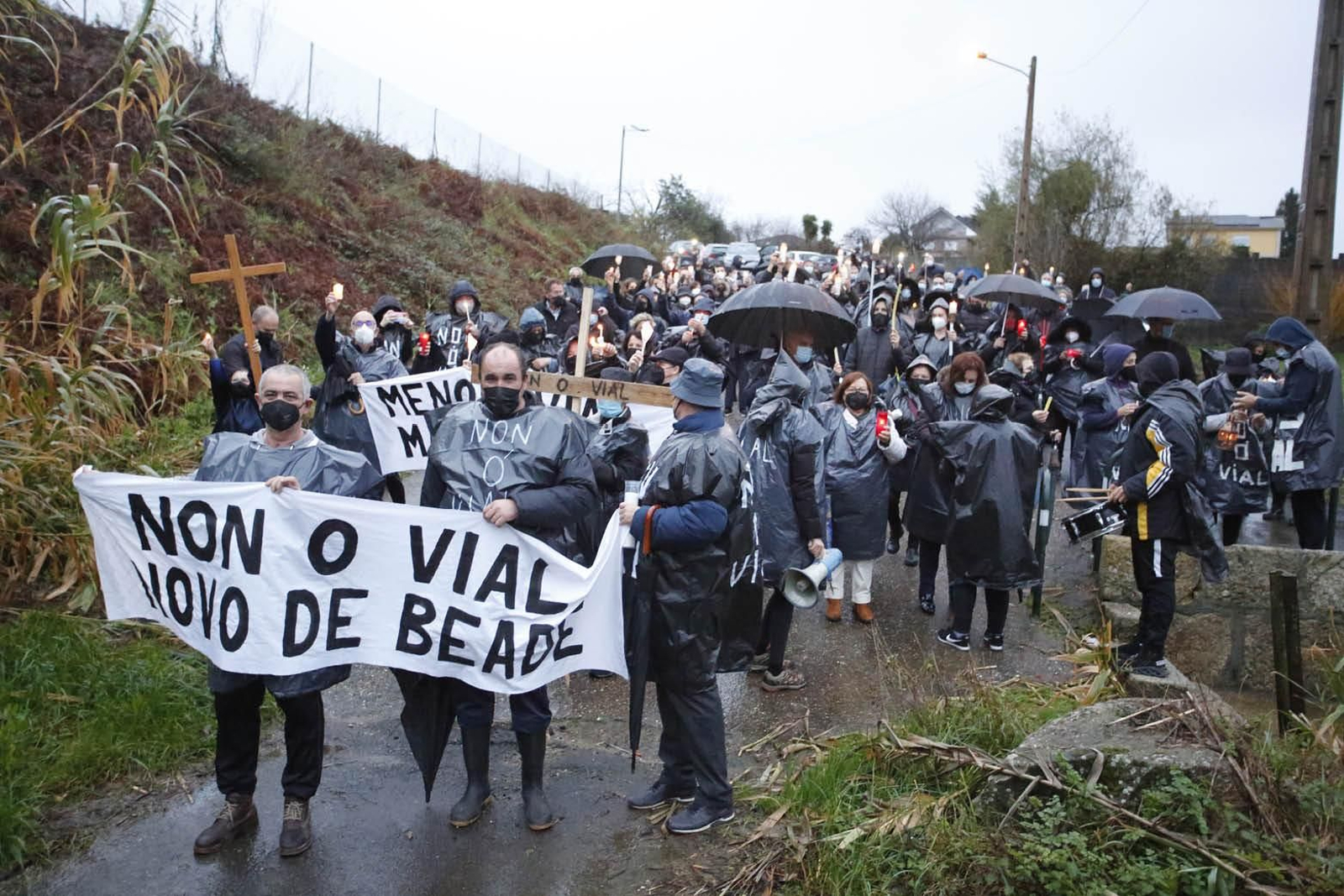 La manifestación de ayer transcurrió por la senda del río Barxa.