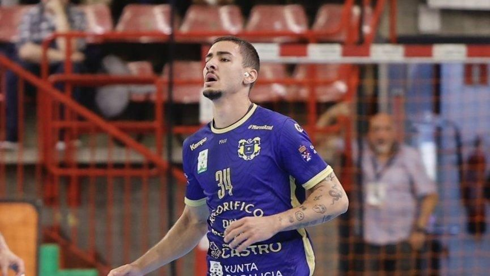 Mario Dorado anotó diez goles ayer en Torrelavega, entre ellos el siete metros decisivo que supuso el 32-33 final.