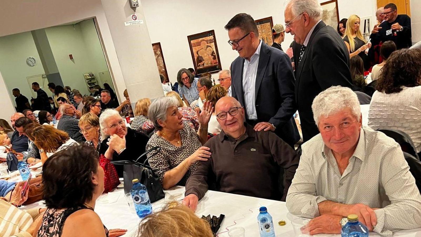 El conselleiro saludando a la colectividad gallega en Suiza