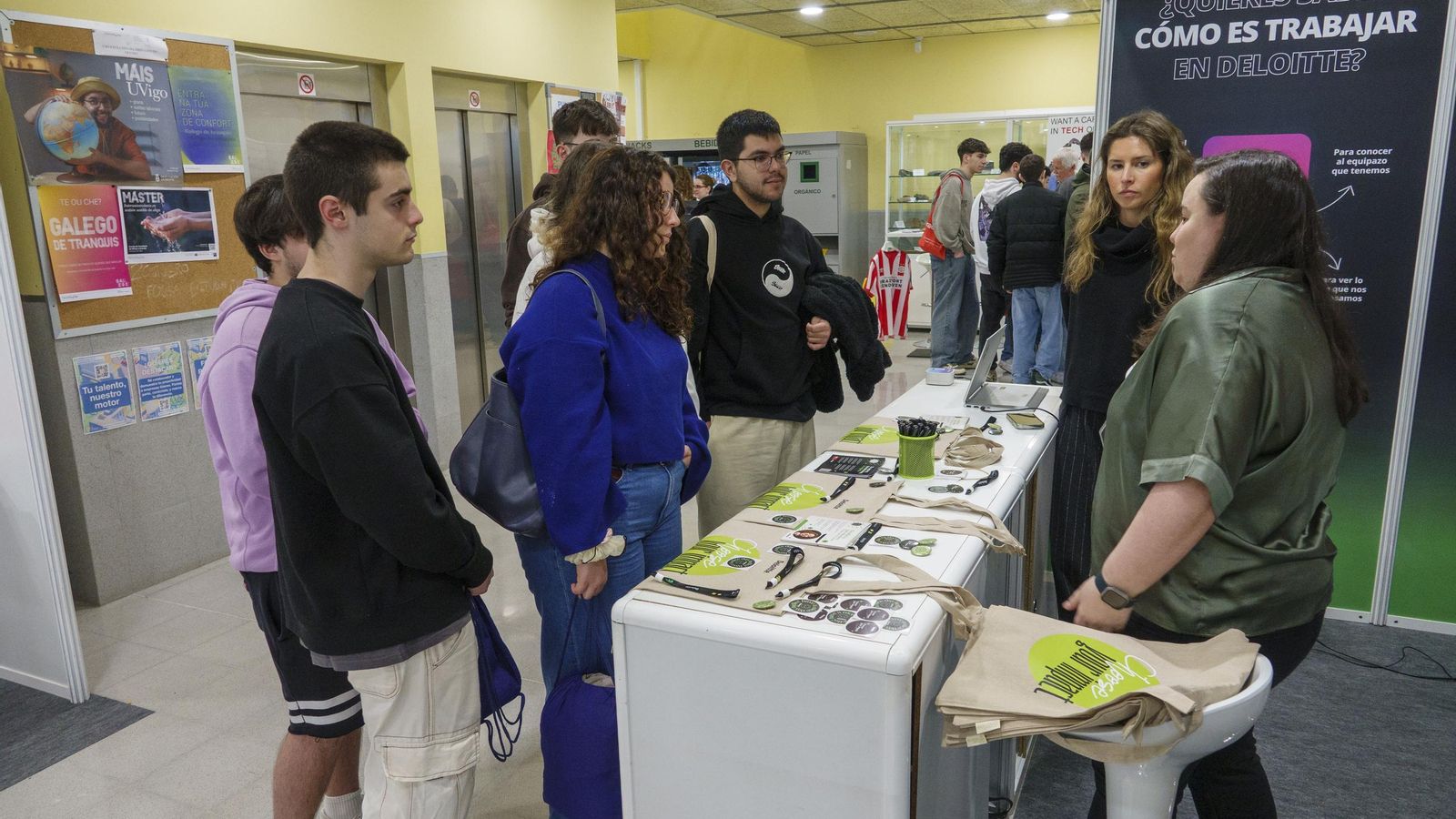 Los vestíbulos de las escuelas de Minas e Industriales acogieron el medio centenar de stands de los participantes en el Foro.