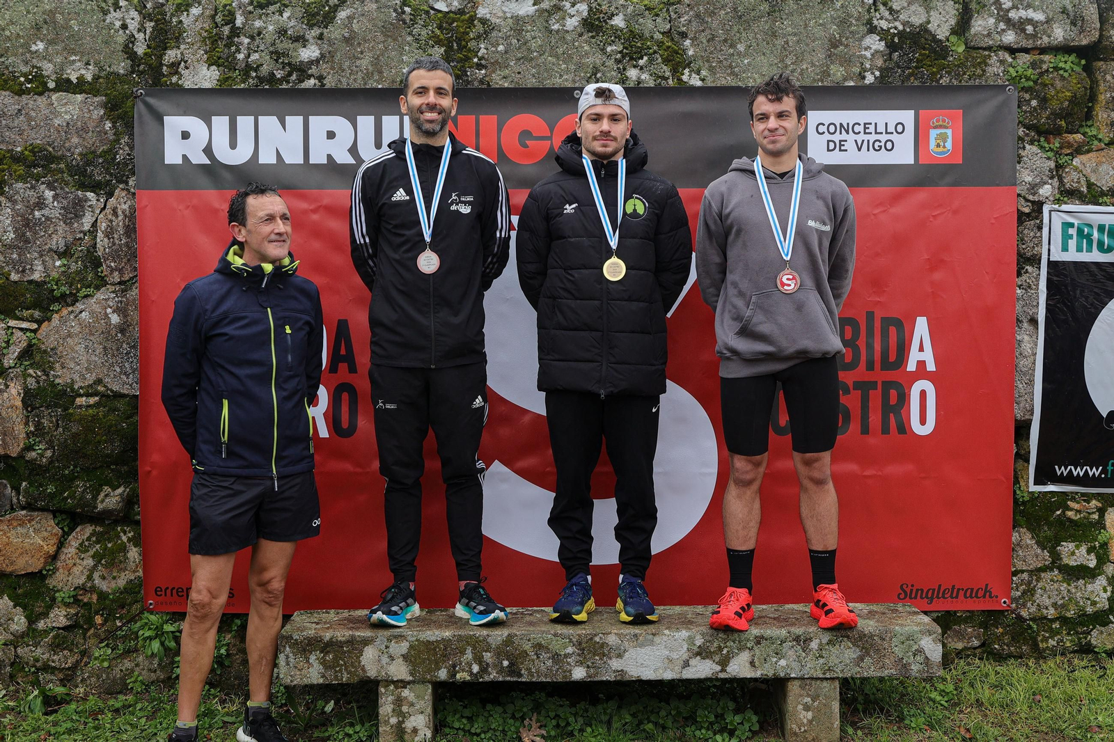 Galería | Cientos de atletas aguantan la lluvia en la Subida ao Castro