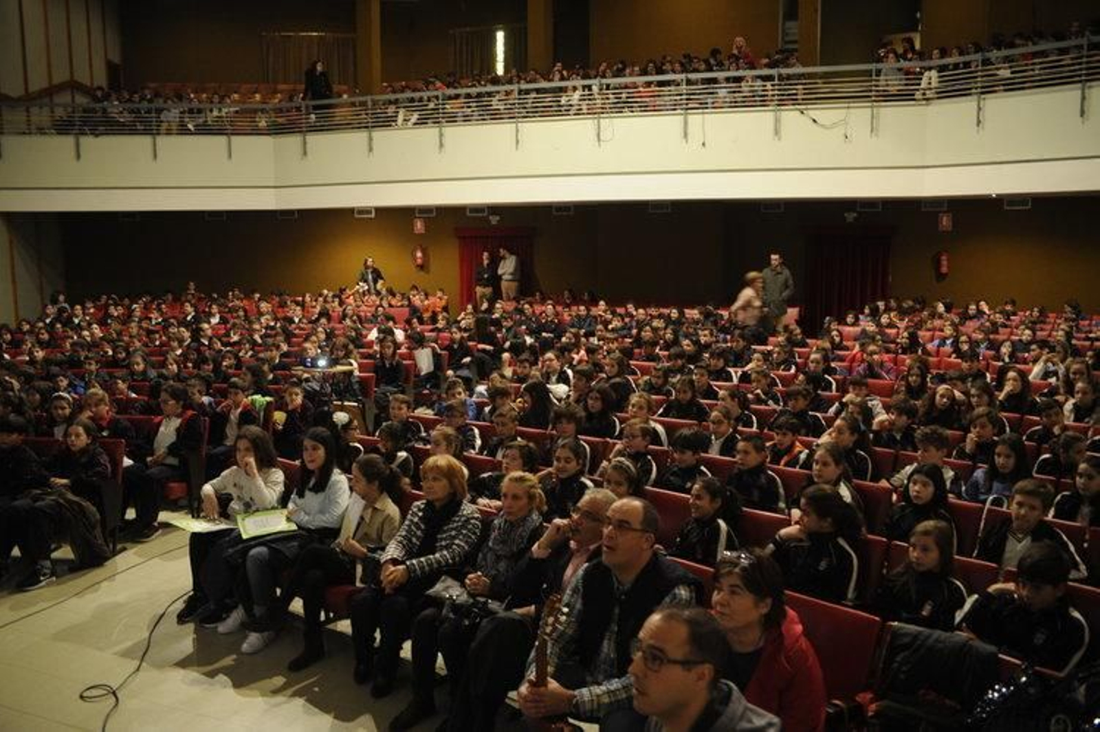 O salón de actos do colexio Maristas, repleto de alumnos e docentes.