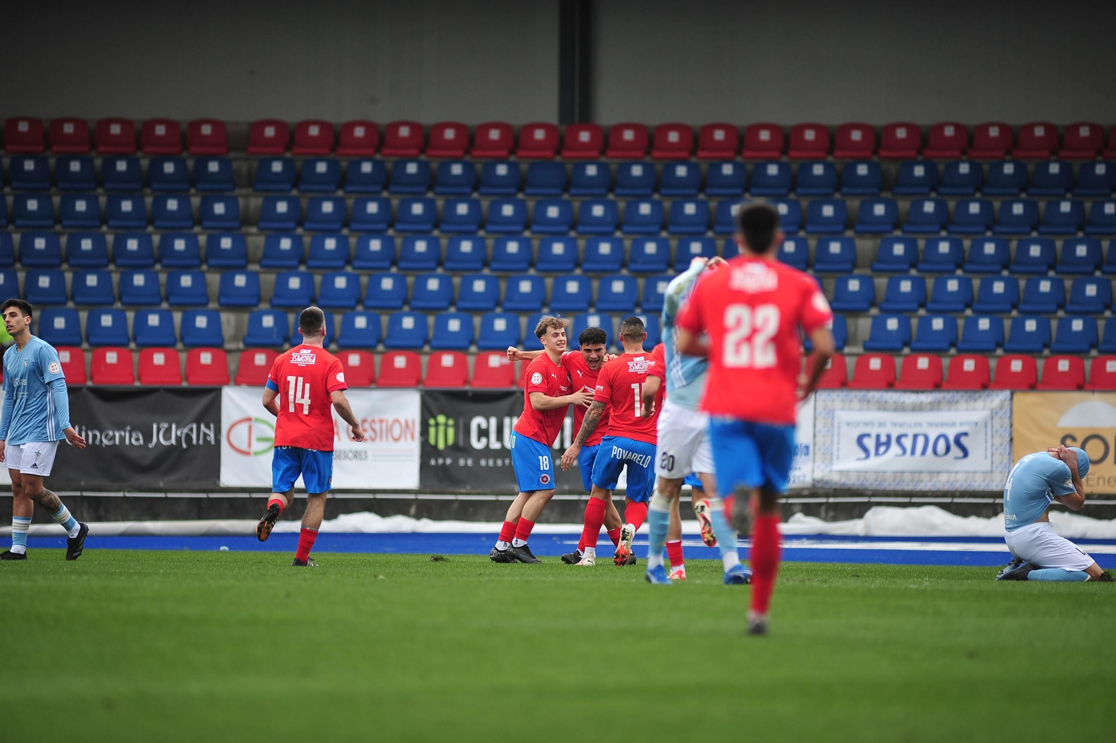 Los jugadores de la UD Ourense celebrando un gol