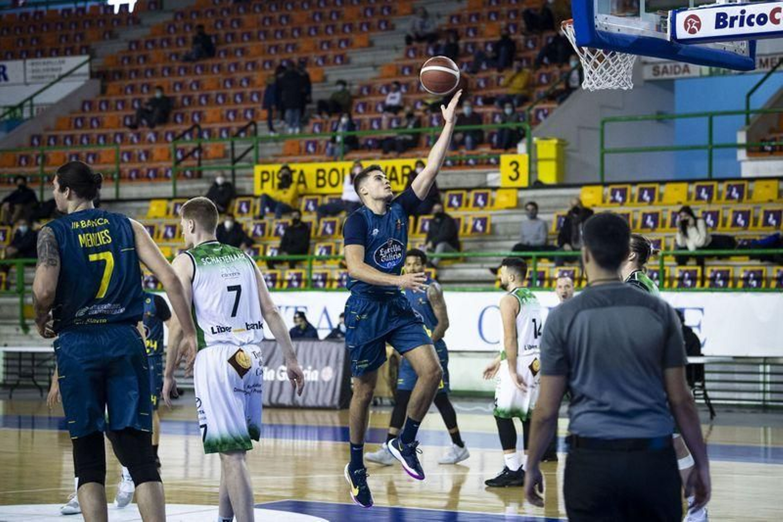 Partido en el Pazo entre el COB y el Cáceres // FOTO: ÓSCAR PINAL