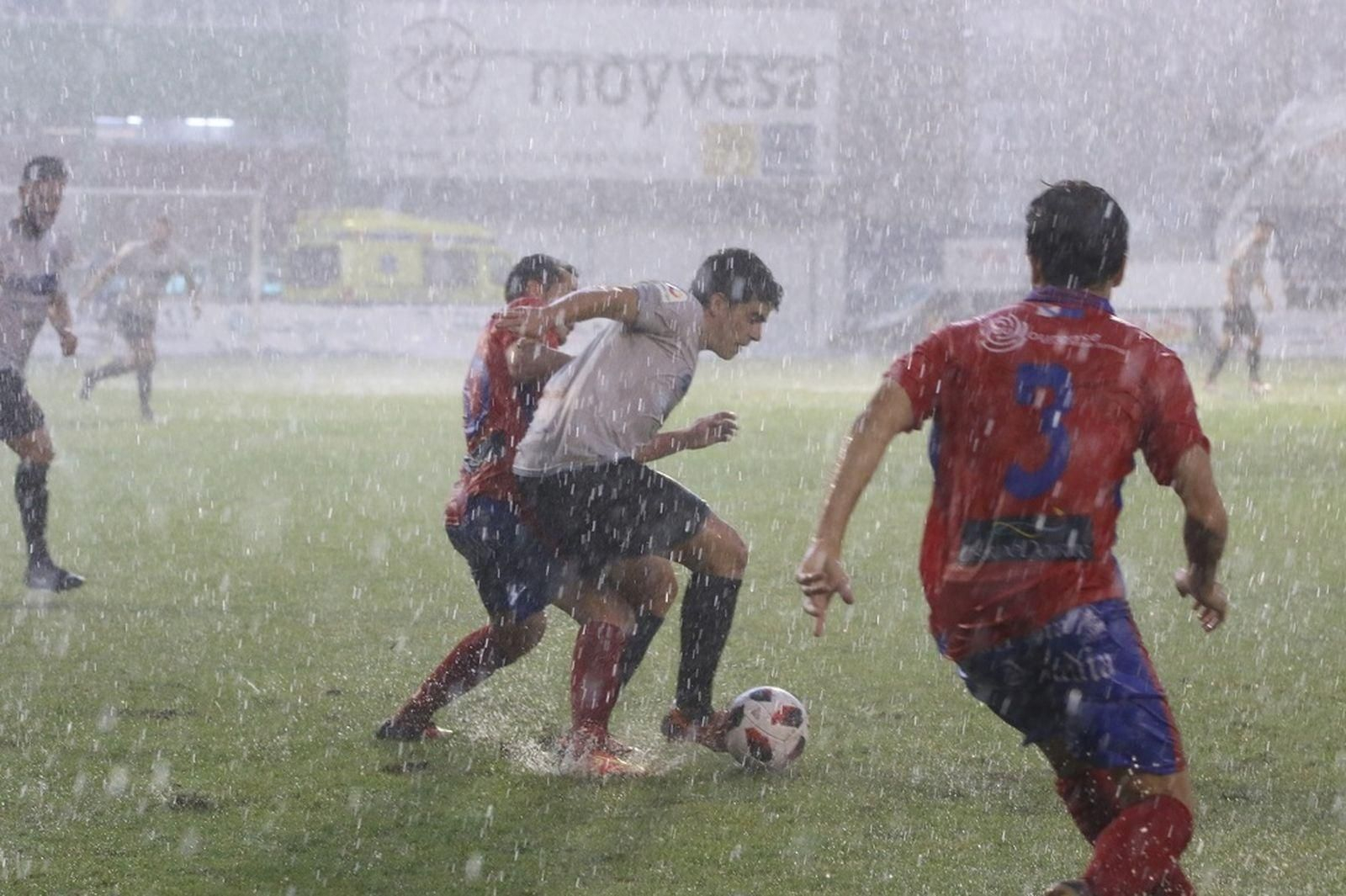 O COUTO. OURENSE. 08/09/2018. Partido de Tercera División en O Couto entre el Ourense CF y la UD Ourense. Se suspendió por la luvia. FOTO: IVÁN DACAL