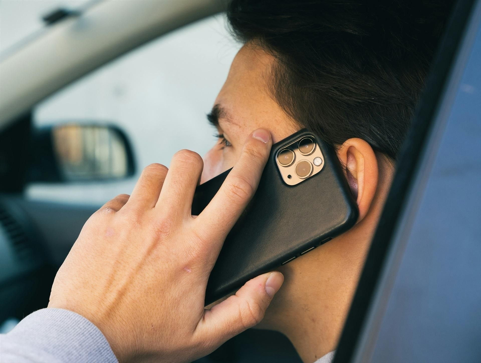 Una persona atiende una llamada telefónica.