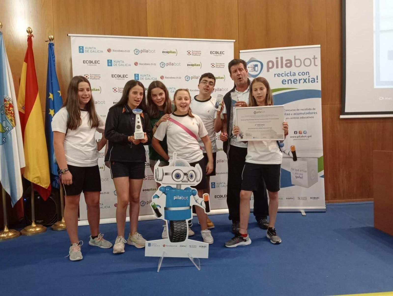 Recogida del segundo premio de la liga Pilabot.