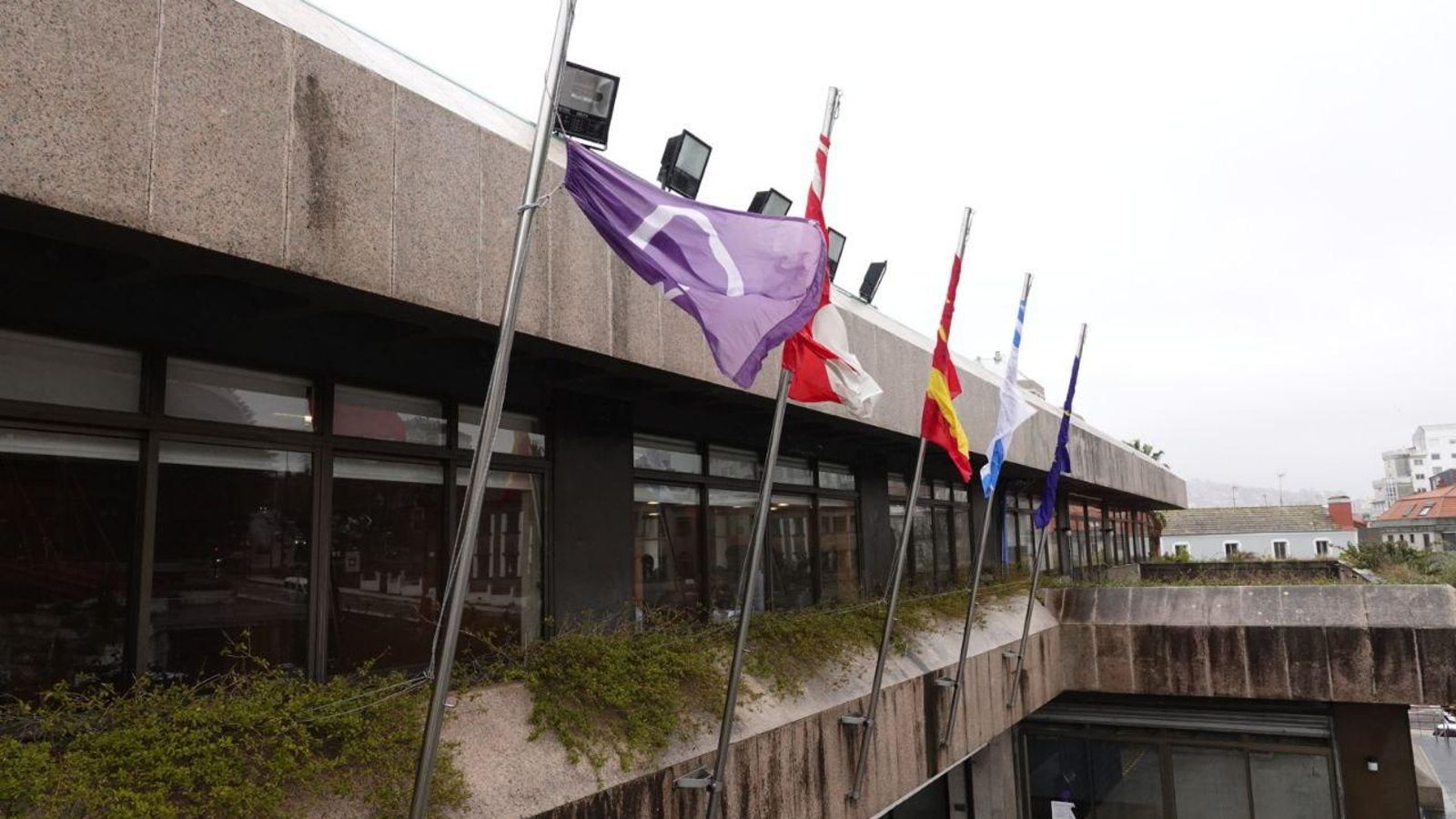 Bandera por el 8M, Día de la Mujer, en el Concello de Vigo. // Vicente Alonso