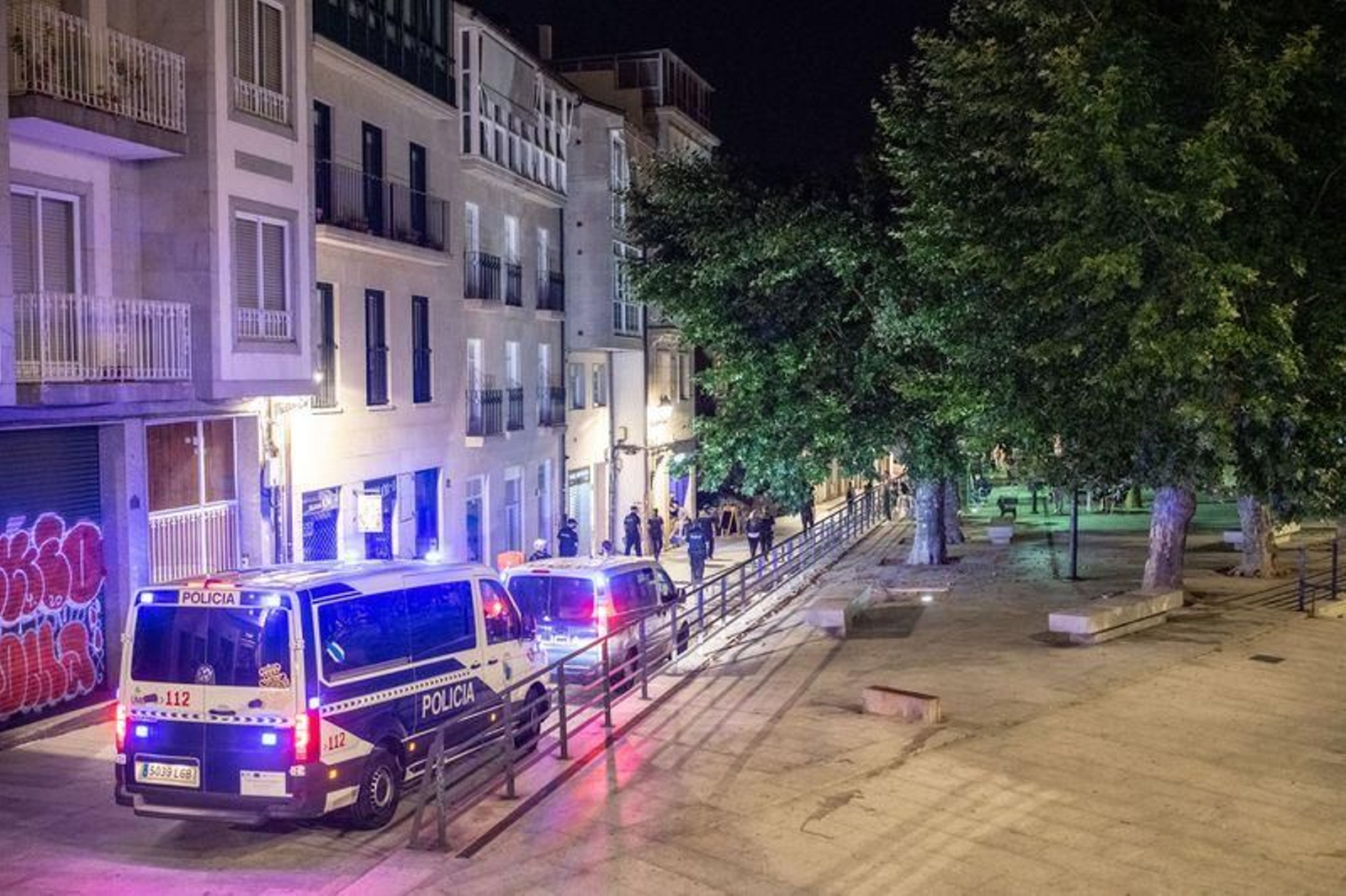 Despliegue policial para vigilar las zonas en las que se hace botellón // FOTO: ÓSCAR PINAL