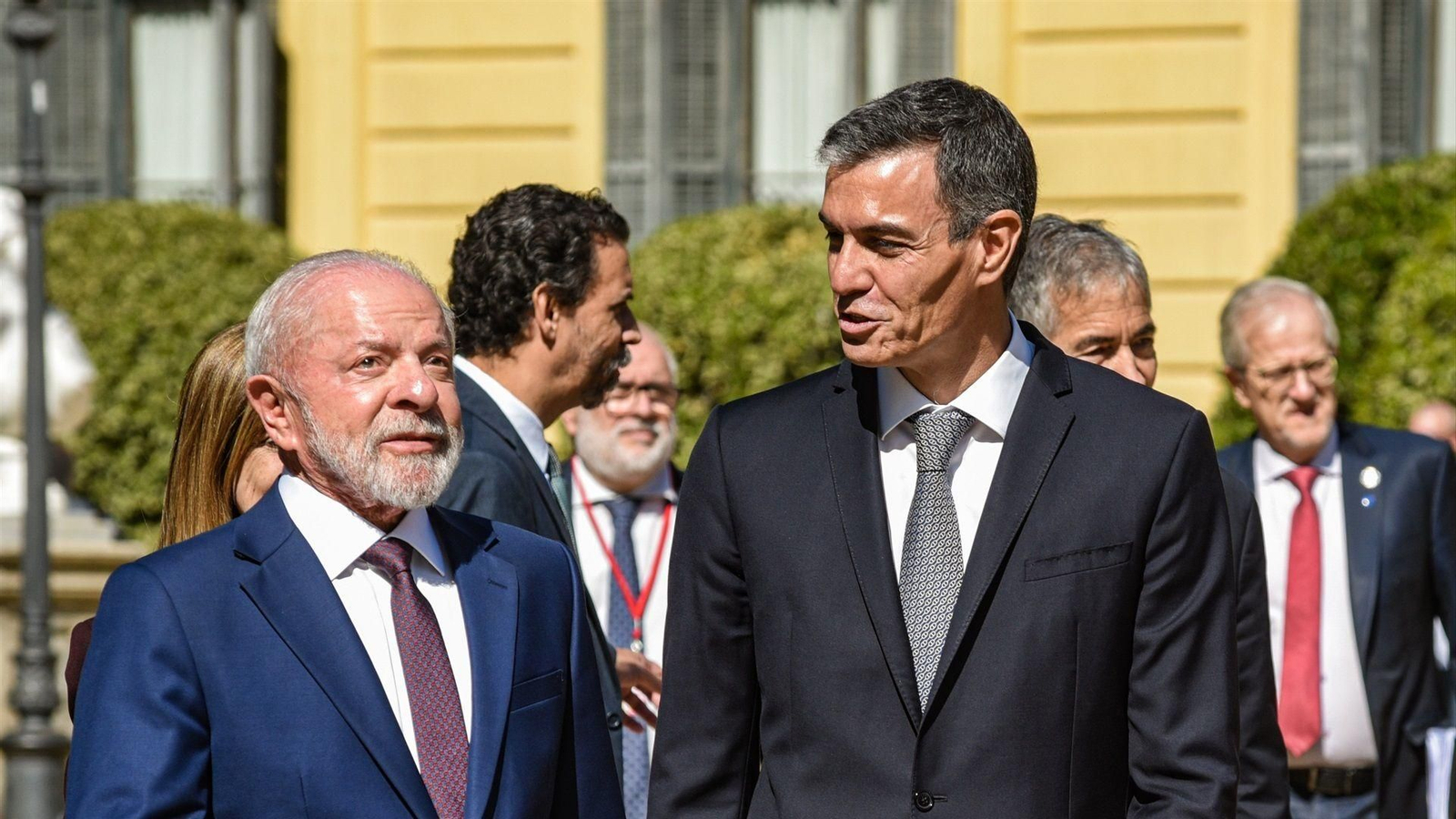 Lula da Silva y Pedro Sánchez charlan durante el encuentro.