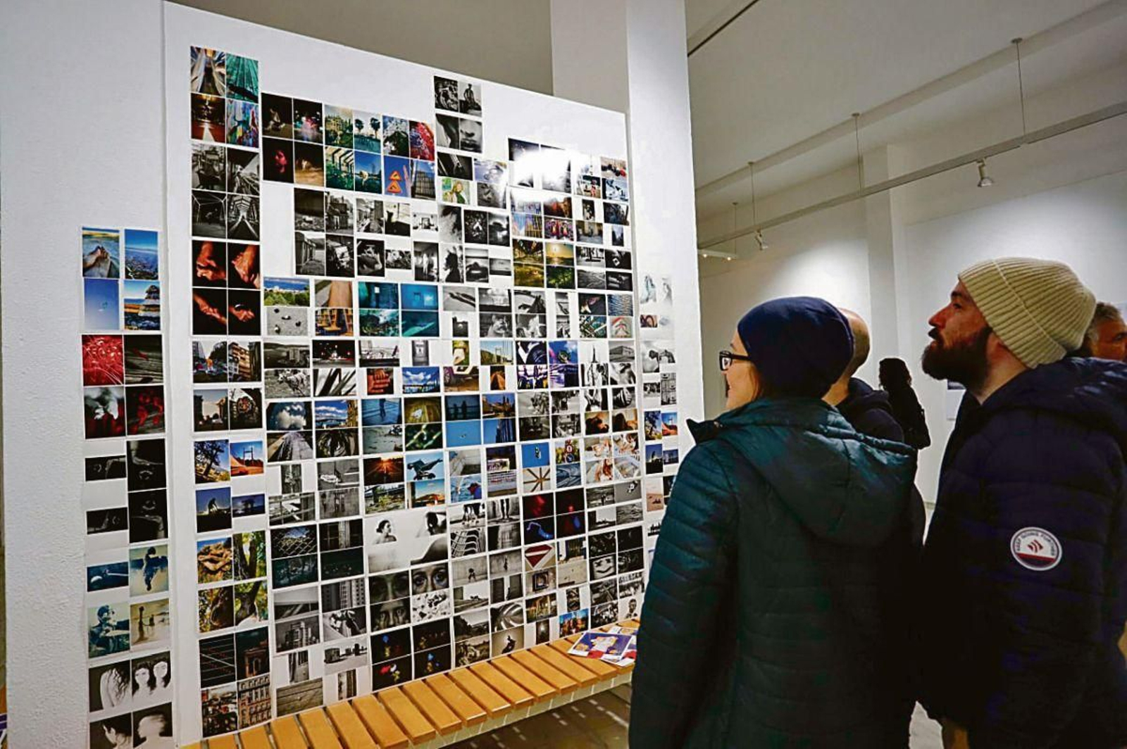 Exposición del Maratón Fotográfico, en el que el uso de IA generativa es motivo de descalificación.