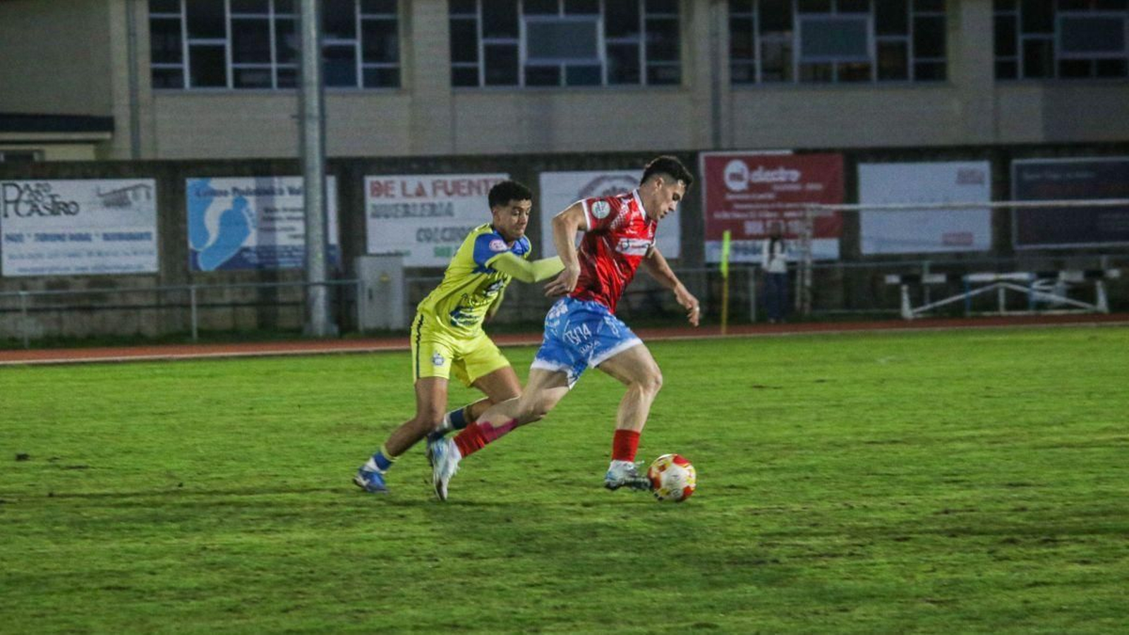 El delantero del Barco Brian Castro conduce el balón ante el Cambados.