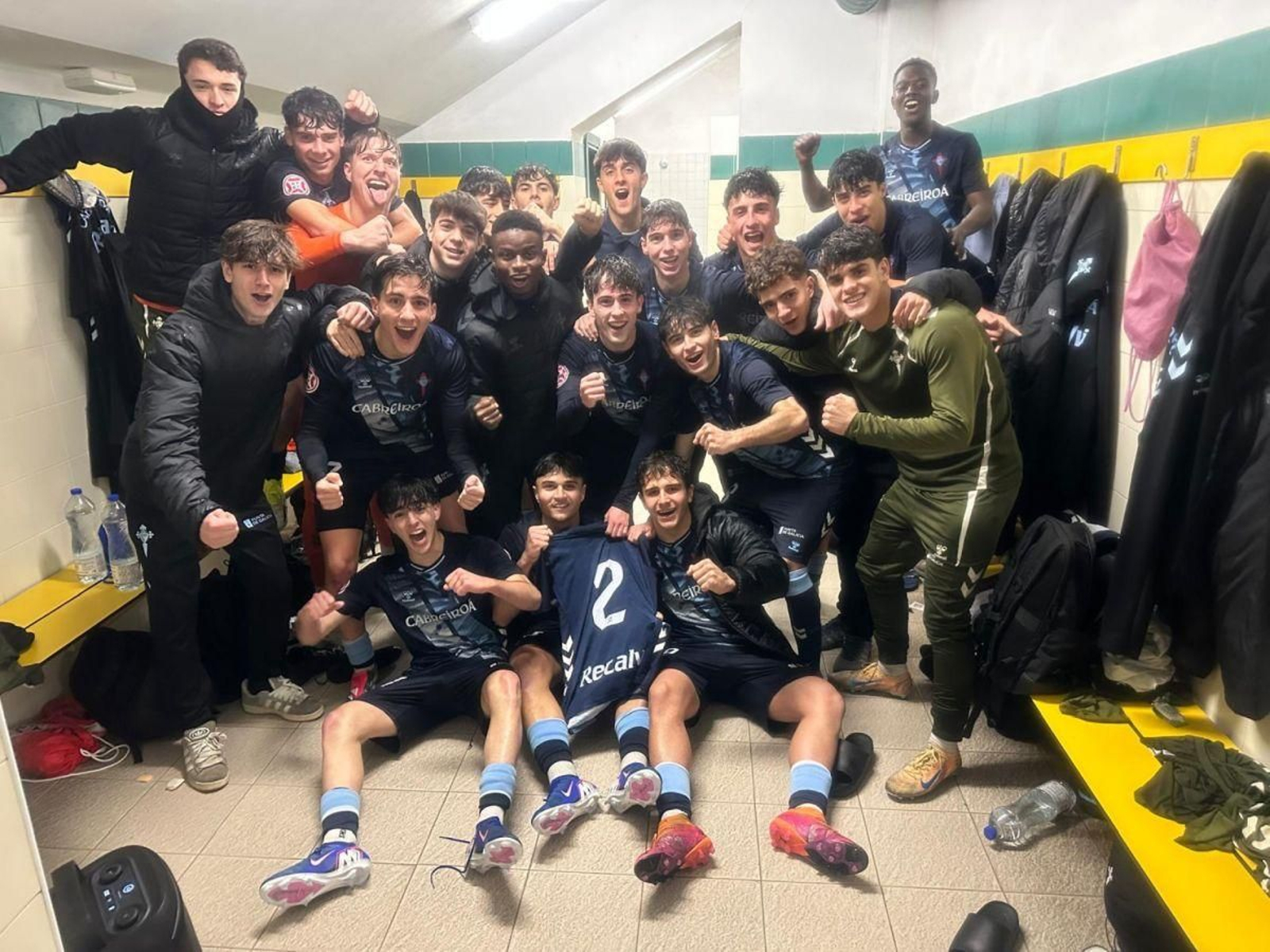 Los jóvenes jugadores célticos celebraron el triunfo en el vestuario.