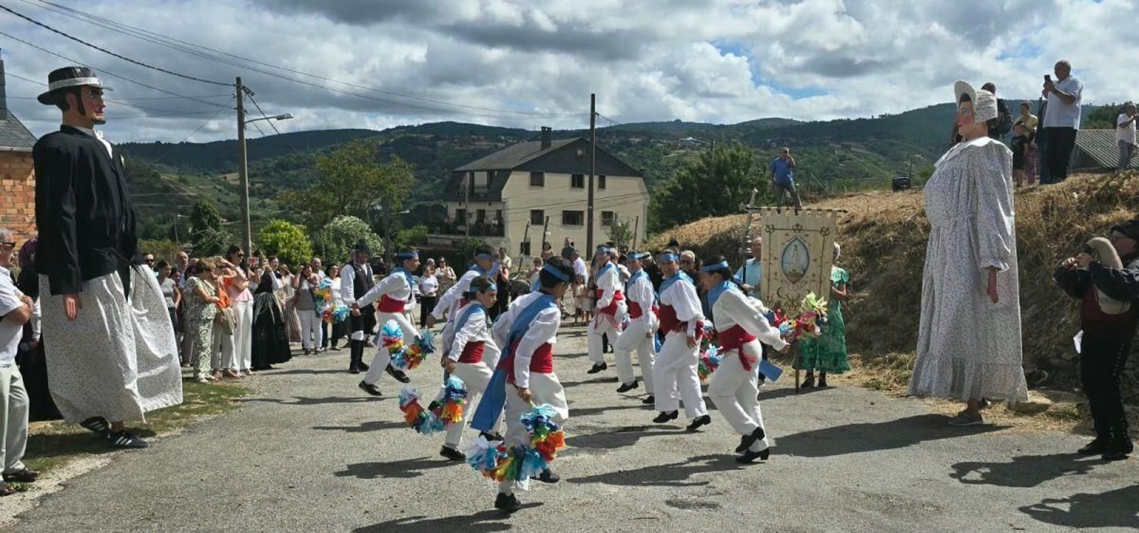 Los danzantes de Castro Floxo, con las Cocas a cada lado.