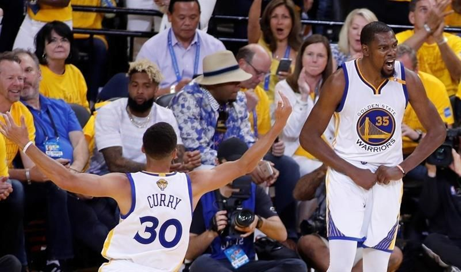 Curry y Durant celebran una de las canastas del partido.
