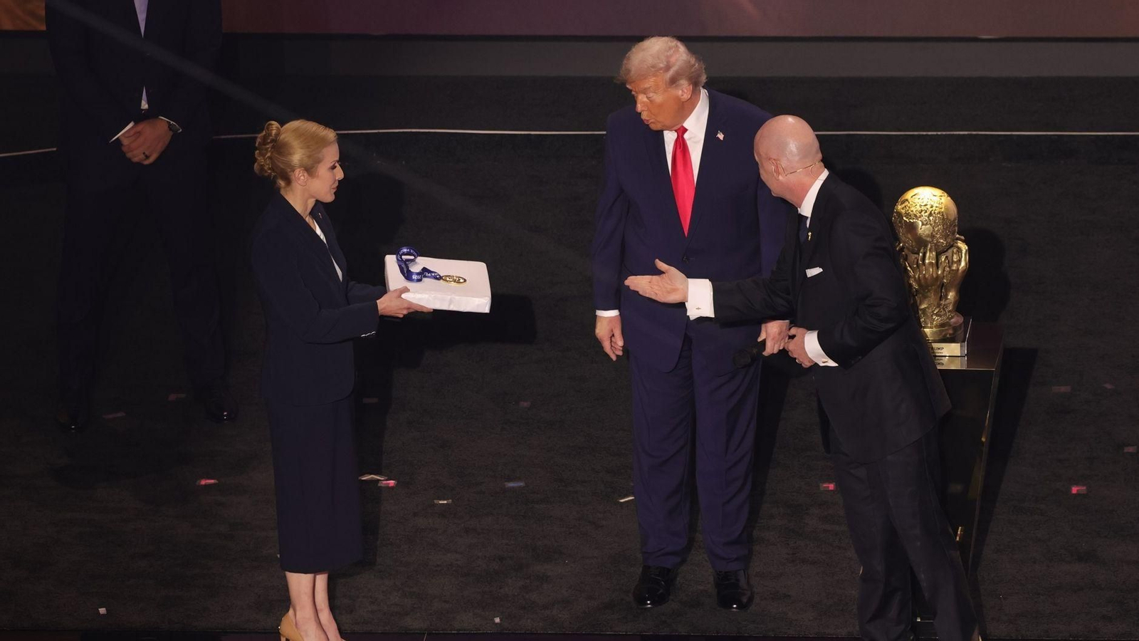 Trump recibe el premio de la Paz creado por la FIFA.
