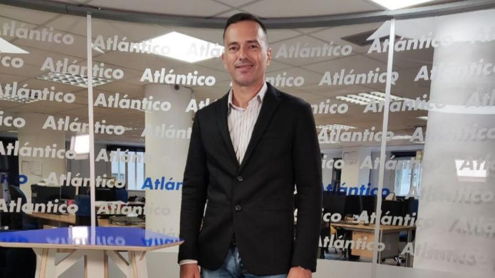 Rafael Cotelo visitó ayer el set de Atlántico TV.
