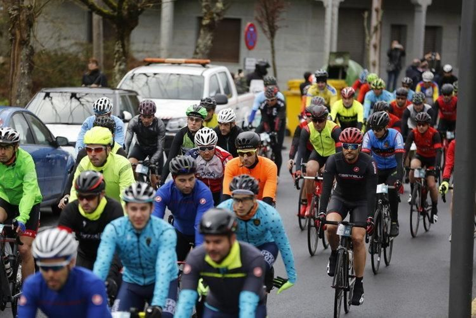 El pelotón tomó la salida desde el Hotel Balneario de Lobios Caldaria en la mañana dominical.