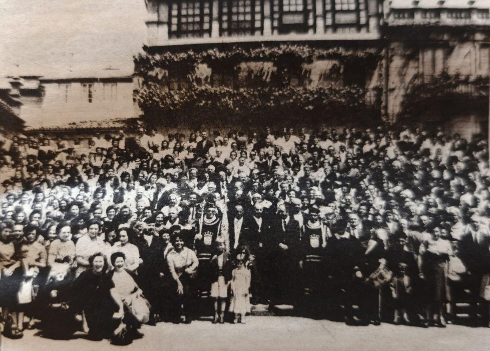 Peregrinos orensanos en la plaza de la Quintana.
