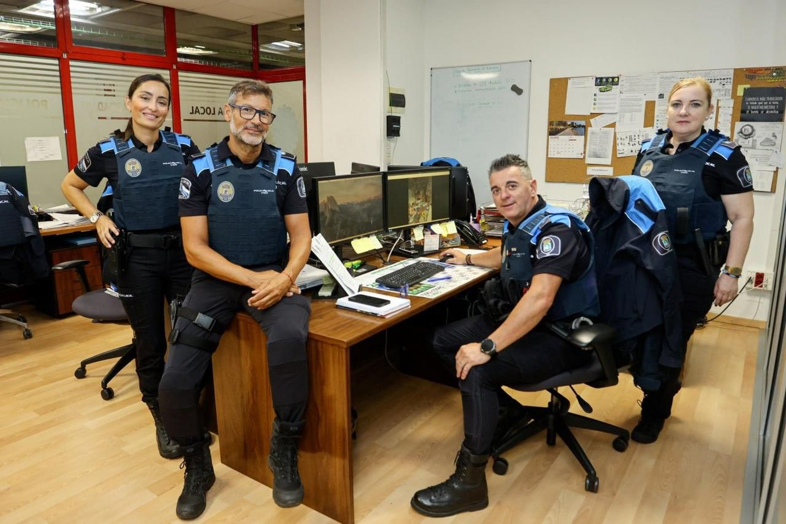 Jara, David, Guillermo y Rosaura, miembros de la sección de Relaciones Ciudadanas de la Policía Local de Vigo, que este año cumple los 20.