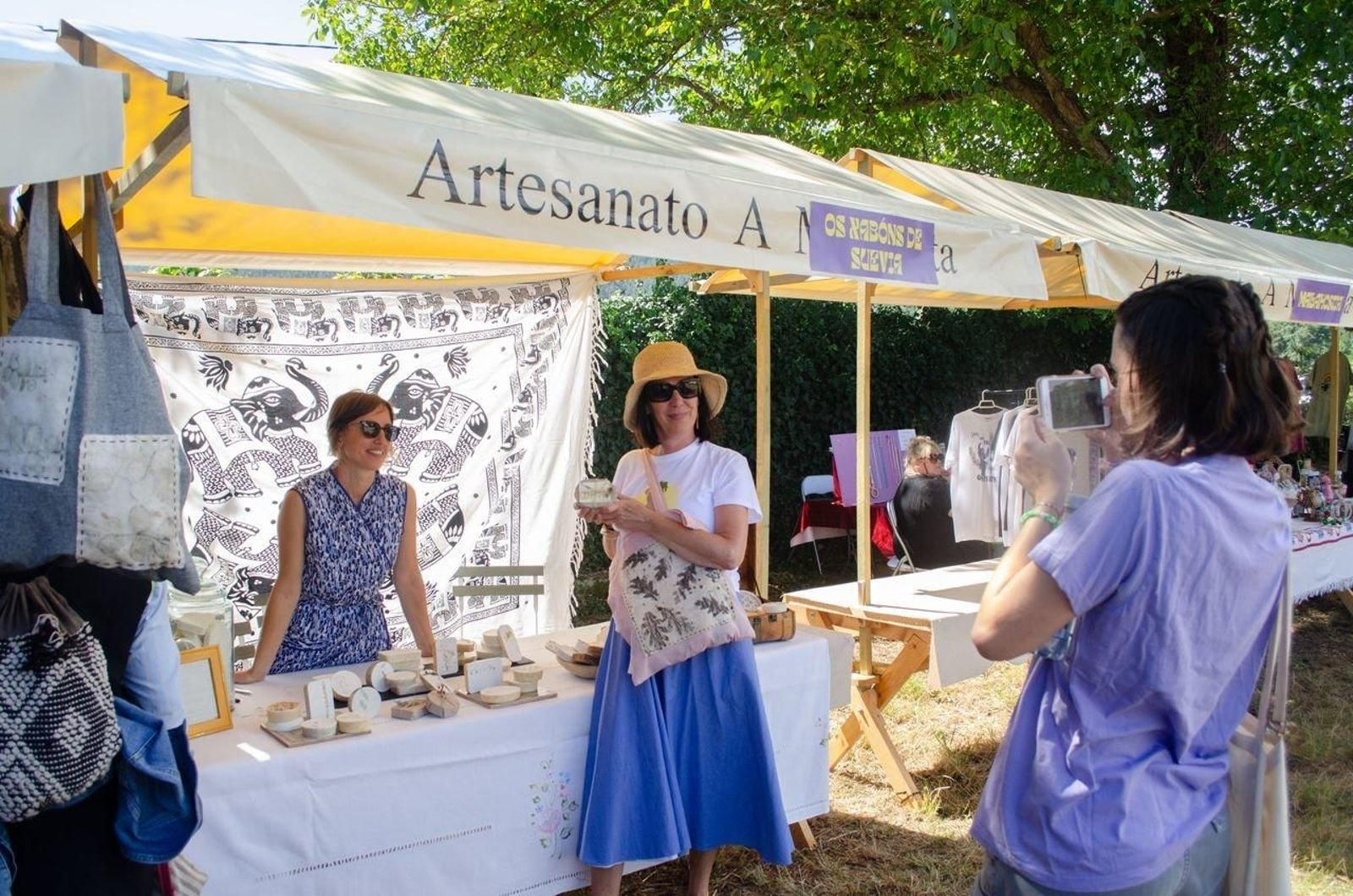 Puestos de artesanía en la romería Ponte Farruca.