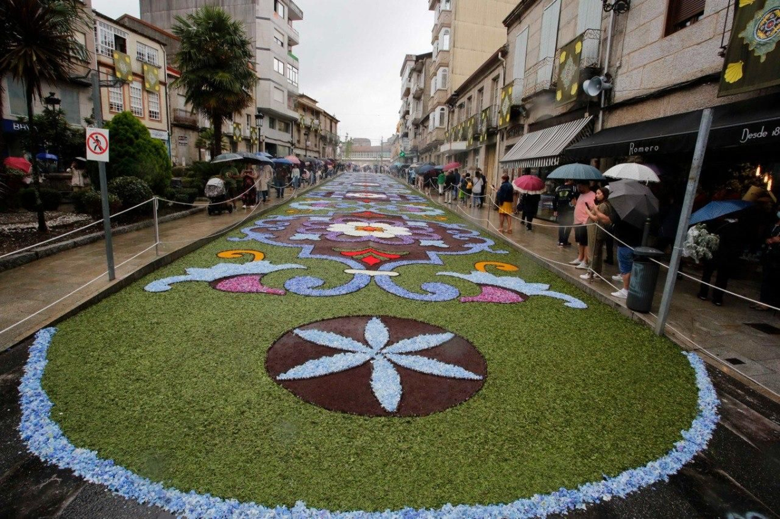 Las alfombras florales fueron las grandes protagonistas de la festividad, pese al mal tiempo