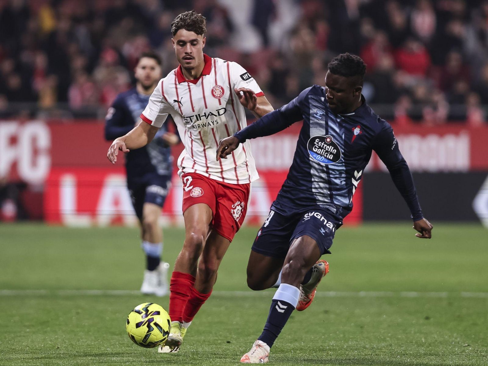 El central ghanés, que termina contrato, protege el balón en el duelo del domingo ante el Girona.