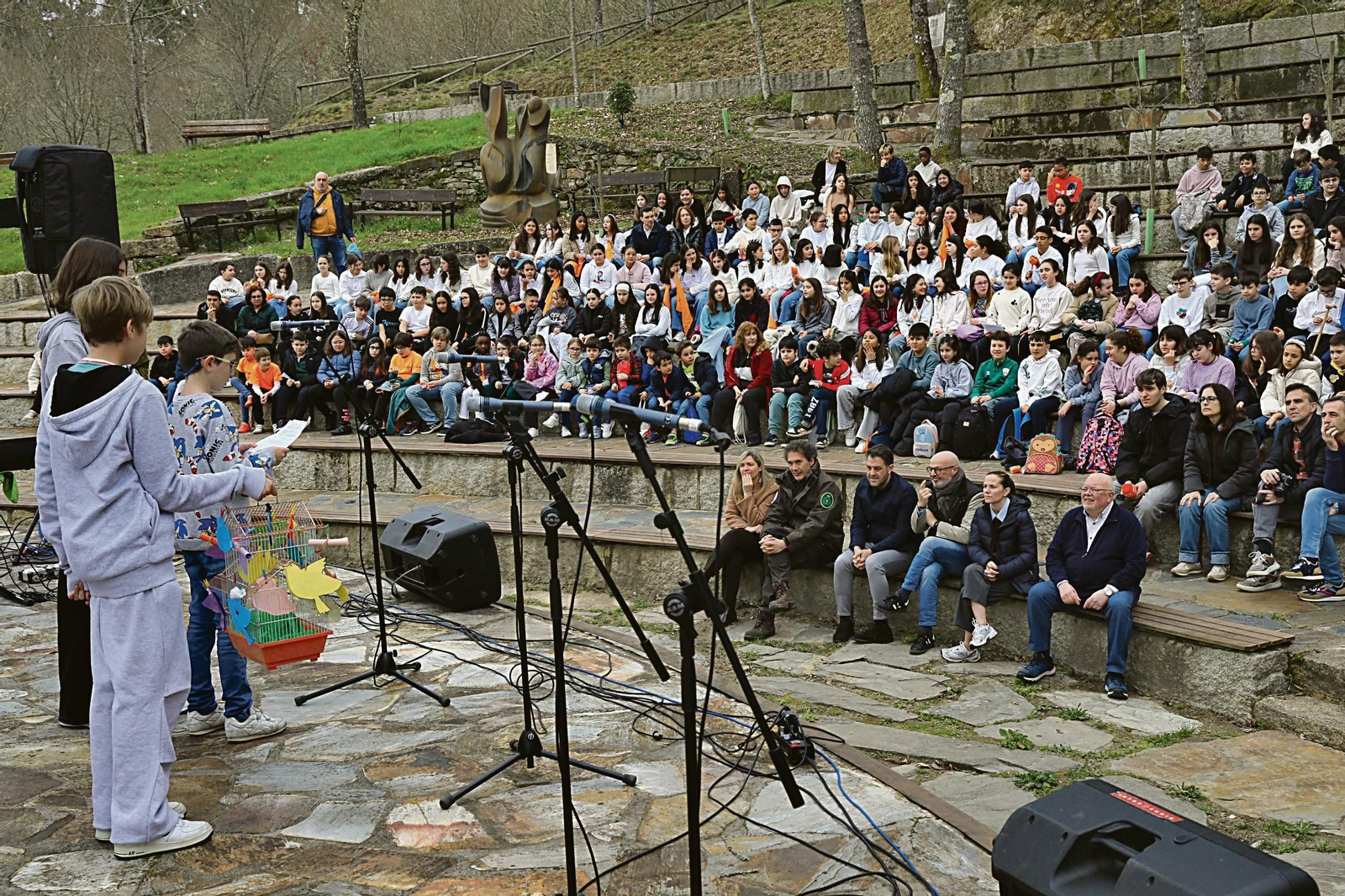Un grupo de nenos deu lectura a textos en galego ante un mar de miradas atentas.