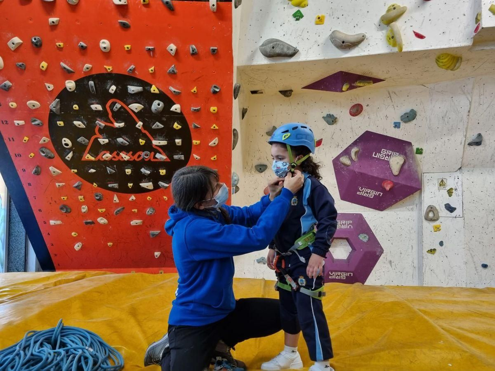 Preparando a los alumnos del Santo Ángel para probar este deporte.