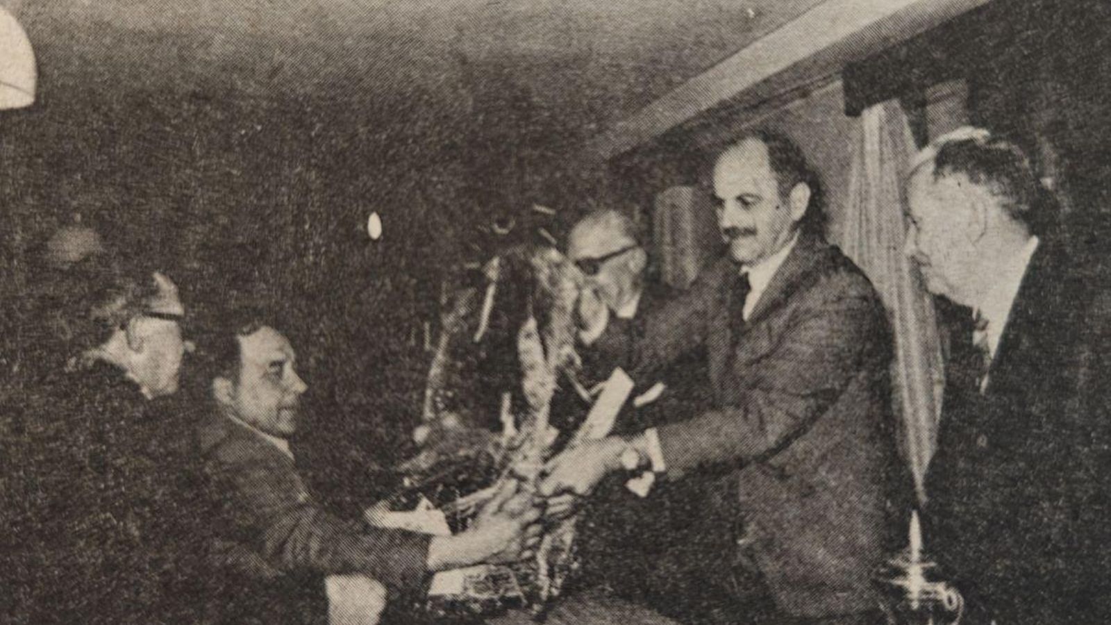 Entrega de la cesta a uno de los premiados.