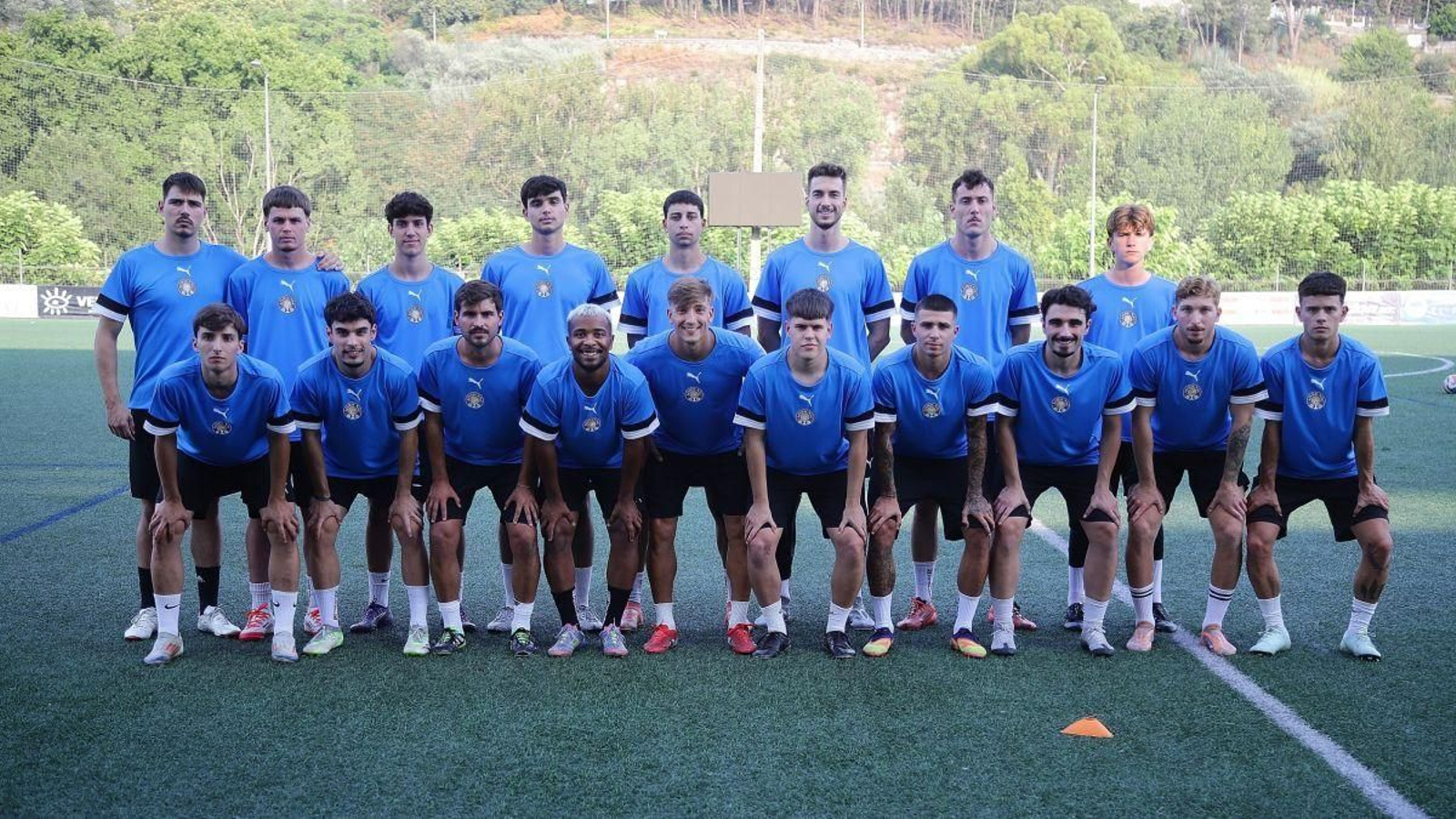 Los jugadores del Auriense, en el campo de Oira, ayer antes del primer entrenamiento.