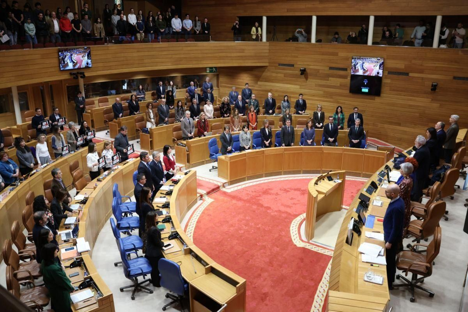 En el Día Europeo de las Víctimas del Terrorismo, el Parlamento de Galicia guardó un minuto de silencio en memoria de las víctimas, cuando se cumplieron 22 años de los atentados del 11-M en Madrid.