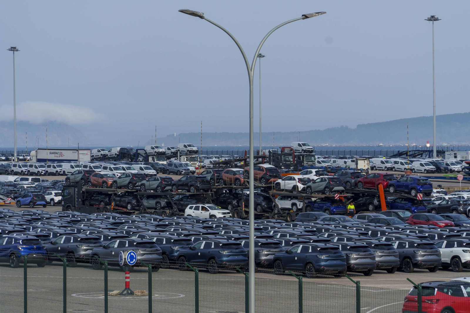 Vehículos para exportación en la terminal portuaria de Bouzas en Vigo.