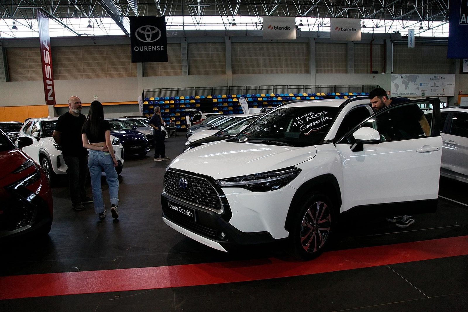 Imagen de un Toyota Corolla Cross con hasta quince años de garantía.
