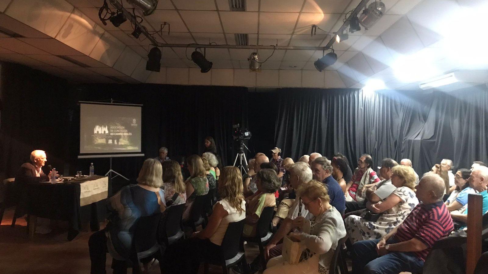 Manuel Mirás exponiendo con publico y pantalla