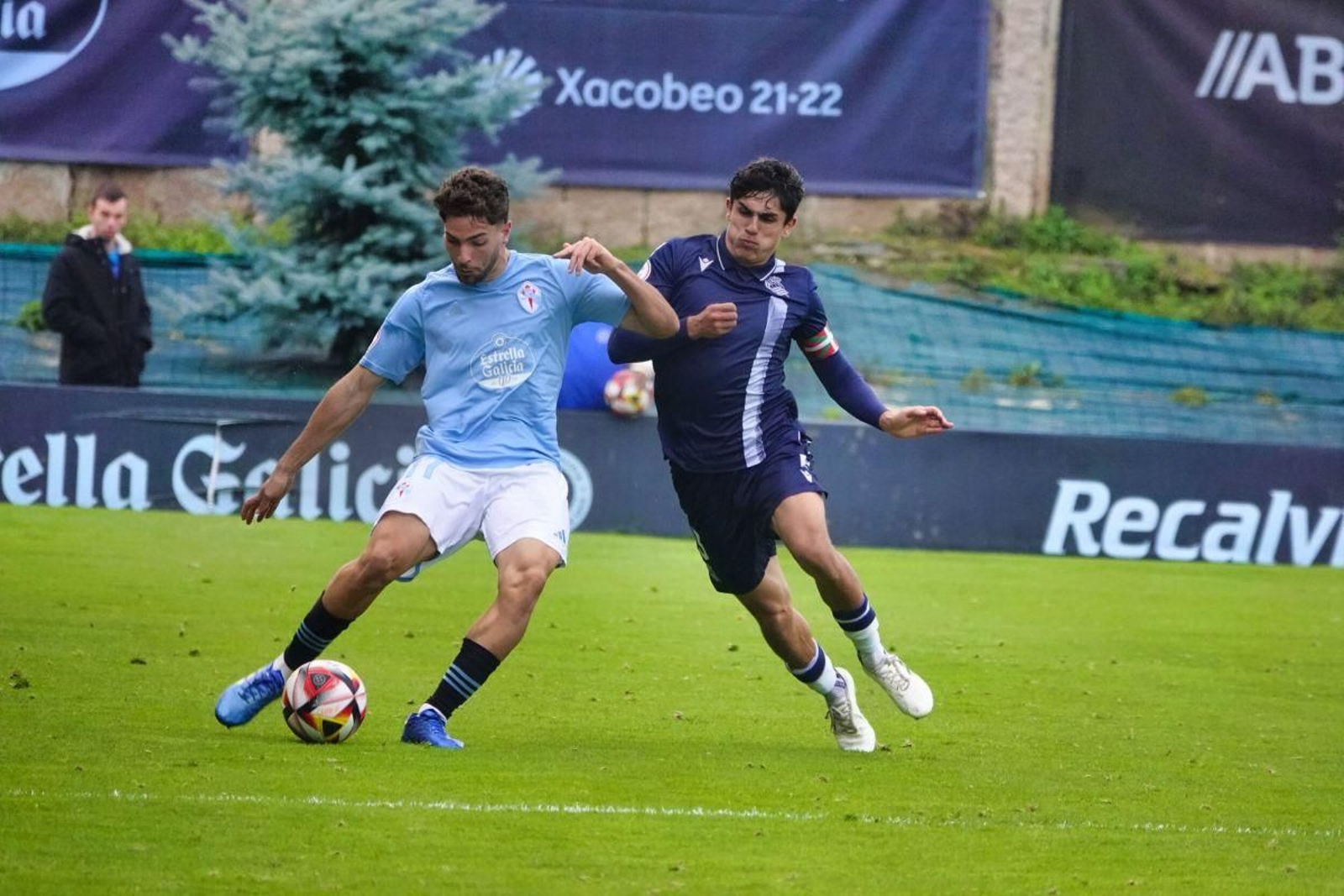 Javi Rueda percutió una y otra vez por el costado derecho hasta que tuvo que retirarse en el minuto 69 con molestias musculares