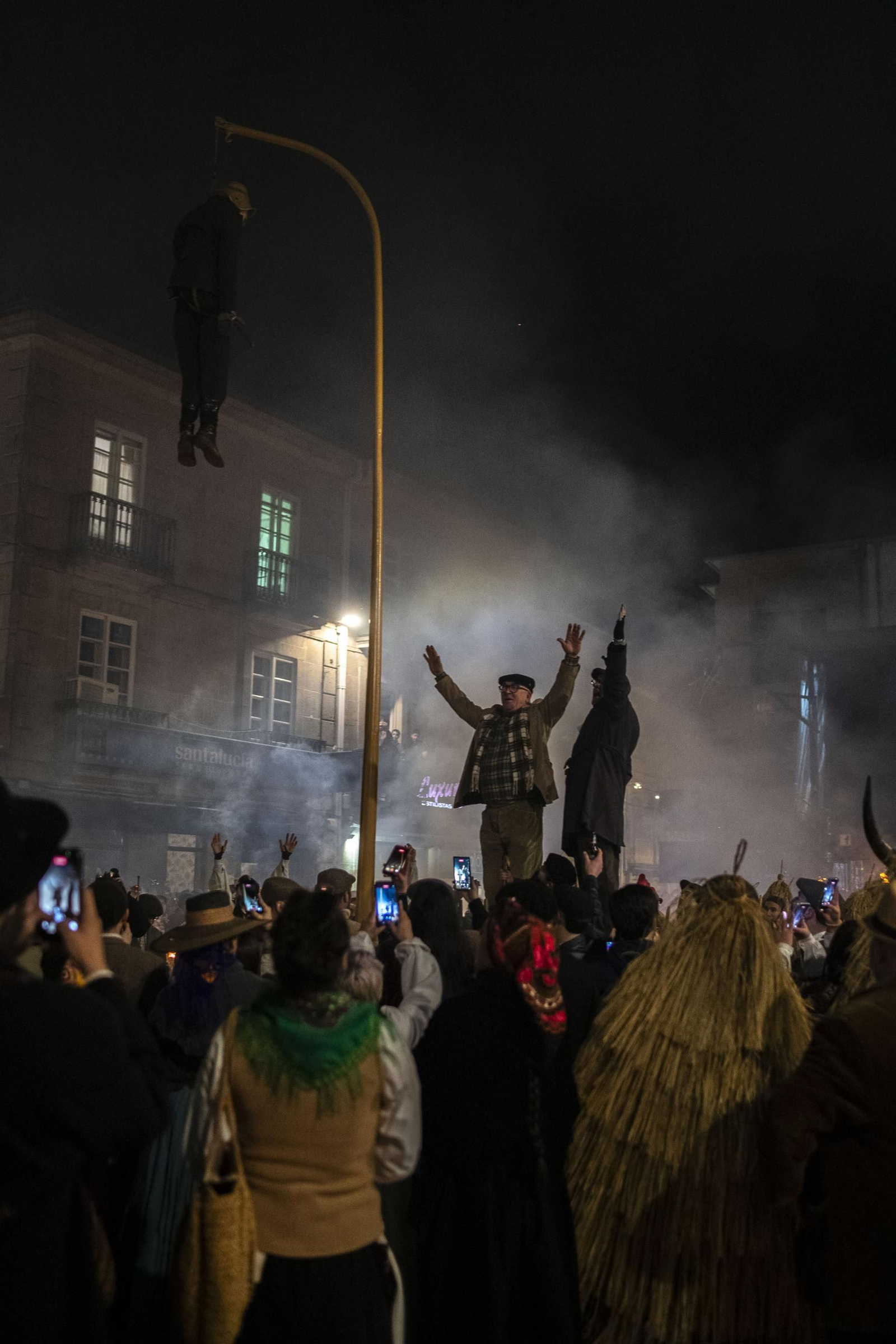 El colgamiento del Meco en la Praza Maior simboliza el inicio pleno del Entroido.