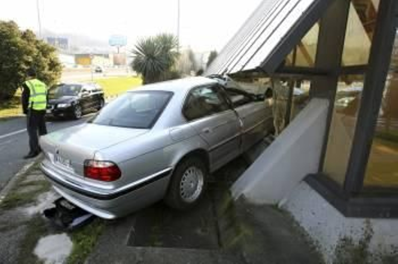 Un aparatoso accidente registrado en la avenida de Madrid, en Vigo.EFE