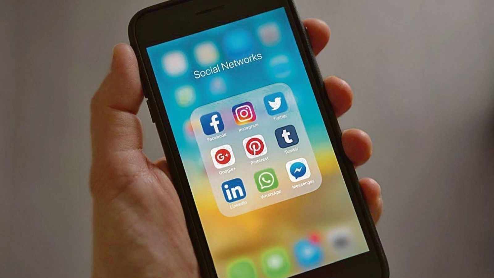 Un teléfono móvil, con los accesos a las distintas redes sociales.