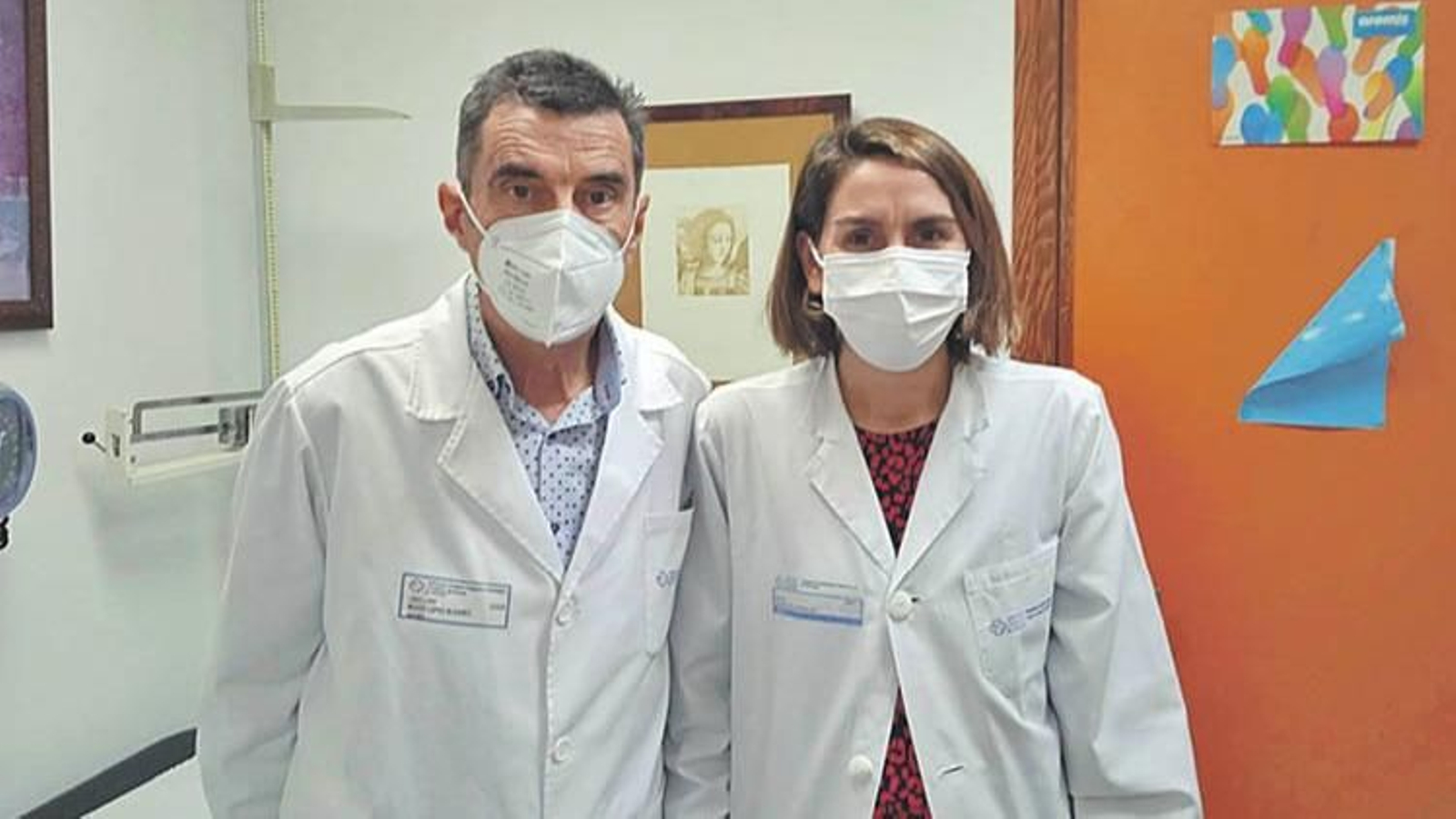 José Luis Muíño, jefe de Atención Primaria, y Silvia González, pediatra, en el centro de salud A Cuña-Mariñamansa.
